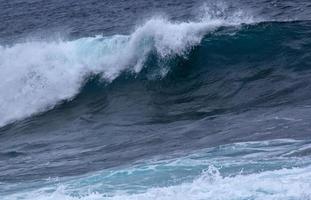 vagues atlantiques dans les îles canaries photo