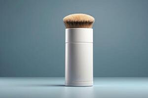 élégant blanc rétractable kabuki maquillage brosse sur une doux bleu Contexte photo