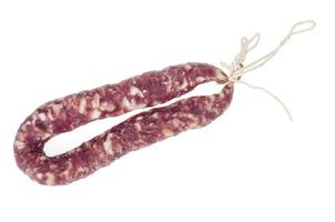 Saucisse séchée de porc fait maison sur fond blanc photo