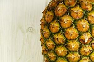 fruits exotiques. ananas mûr doux mûr sur fond en bois. studio photo