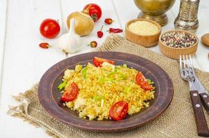 nourriture saine. couscous au poulet et légumes. studio photo