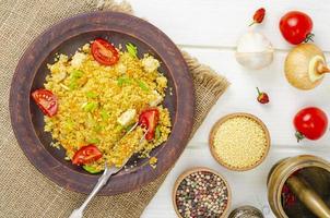 nourriture saine. couscous au poulet et légumes. studio photo