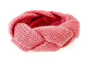 beau bandeau rose, tricoté à partir de fils. studio photo