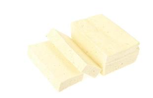 la nourriture végétarienne. fromage de tofu sur fond blanc. photo