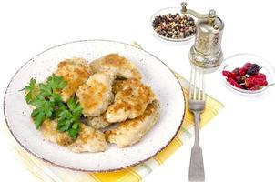 morceaux de filet de poulet panés sur plaque. photo