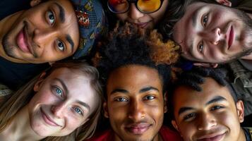 une diverse groupe de Jeune adultes souriant à la recherche photo