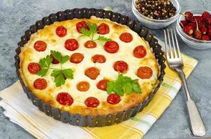 pâtisserie maison. tarte aux tomates cerises. photo d'atelier.