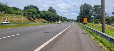 pavé route avec voitures qui passe par sur une ensoleillé journée dans campinas photo