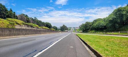 pavé route avec voitures qui passe par sur une ensoleillé journée dans campinas photo