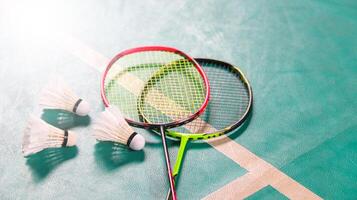 blanc badminton volants et badminton raquettes sur vert sol intérieur badminton tribunal doux et sélectif concentrer sur volants et le raquettes photo