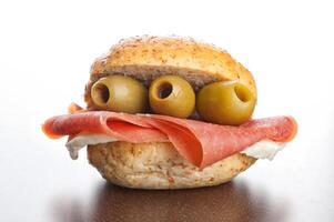 sandwich avec jambon et Olives avec mozzarella photo