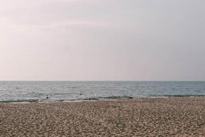 soir temps sur le mer plage photo