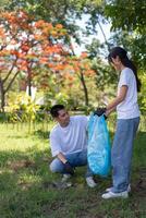 content Jeune asiatique élèves diverse bénévoles avec des ordures Sacs nettoyage zone dans le parc, le concept de environnement préservation sur monde environnement jour, recyclage, charité pour durabilité. photo
