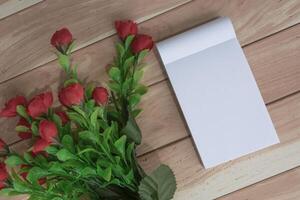 Remarque livre avec fleurs sur en bois bureau. directement au-dessus de. plat poser. photo