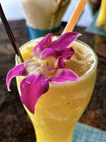 une vibrant tropical cocktail orné avec une rose orchidée, mettant en valeur fraîcheur et exotique vacances ambiance dans une fermer coup photo