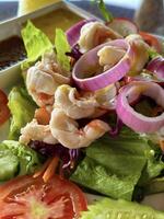 image mettant en valeur une vibrant crevette salade avec Frais des légumes et pansement sur une ensoleillé jour, idéal pour en bonne santé mode de vie et nourriture les menus photo