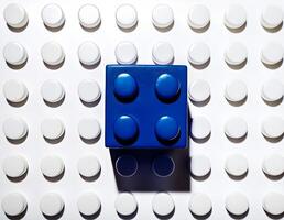 Célibataire bleu puzzle jouet sur une blanc planche contraste Contexte photo