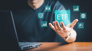 etf, échange négociés fonds concept. affaires Stock marché la finance indice fonds. homme d'affaire en utilisant téléphone intelligent et portable avec etf Icônes sur virtuel écran photo