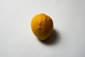 citron fruit sur blanc Contexte. photo