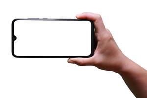 femelle main en portant une noir téléphone intelligent horizontalement avec une Vide filtrer, isolé sur une blanc Contexte. photo
