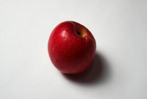 rouge Pomme sur blanc Contexte. photo