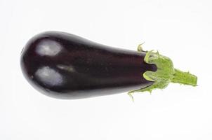 aubergine mûre sur fond blanc. studio photo