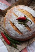fait maison levain pain Frais cuit avec des légumes et légumes verts décoration photo