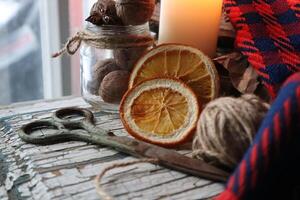 Accueil décoration emballage et DIY artisanat instruments vieux les ciseaux bougie et séché des fruits photo