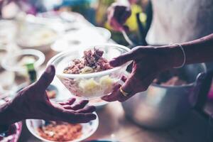 gratuit aliments. le Humain avoir besoin pour nourriture est assisté par bénévoles. photo