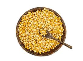 grains de maïs secs dans un bol pour faire du pop-corn. photo