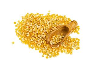 Tas de grains de maïs jaune sec isolé sur fond blanc photo