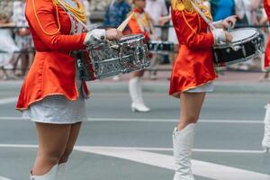 Jeune les filles le batteur à le parade. rue performance. majorettes dans le parade photo