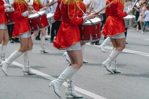 Jeune les filles le batteur à le parade. rue performance. majorettes dans le parade photo