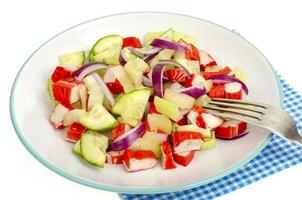 salade de légumes frais avec bâtonnets de crabe. photo