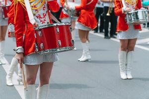 Jeune les filles le batteur à le parade. rue performance. majorettes dans le parade photo