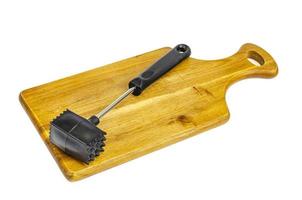 marteau de cuisine pour la viande sur une planche à découper en bois. photo