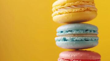 Trois différent coloré macarons empilés sur Haut de chaque autre photo