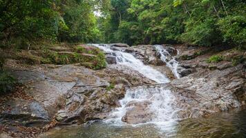 beau cascades dans Thaïlande photo