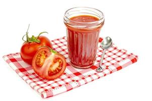 verre de jus de tomate naturel, tomates rouges fraîches sur fond blanc. photo