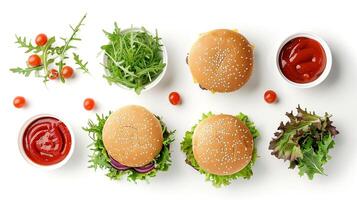 Haut vue de délicieux Burger et Frais légume Ingrédients sur blanc Contexte photo
