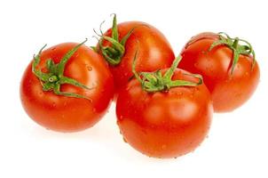quatre tomates humides rouges isolés sur fond blanc.