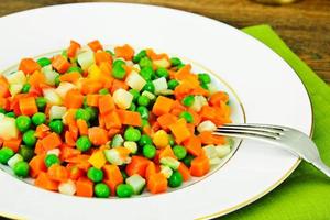 ragoût de légumes juteux. paprika, pois et carottes. nourriture diététique
