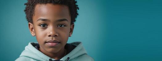 un africain américain enfant garçon isolé sur une turquoise Contexte avec copie espace. photo
