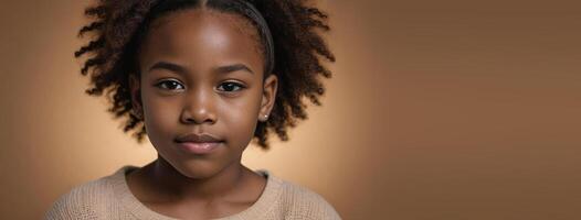 un africain américain enfant fille isolé sur une ambre Contexte avec copie espace. photo