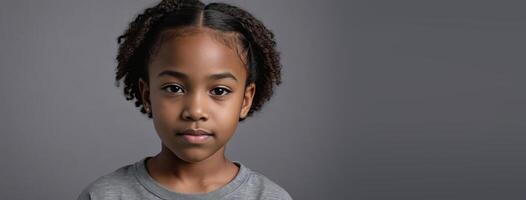 un africain américain enfant fille isolé sur une gris Contexte avec copie espace. photo