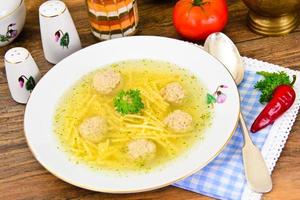 soupe de poulet aux boulettes de viande photo