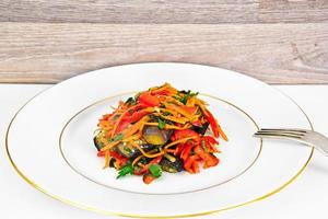 alimentation et alimentation saine. salade d'aubergines, carottes photo
