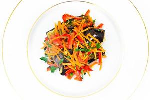 alimentation et alimentation saine. salade d'aubergines, carottes photo