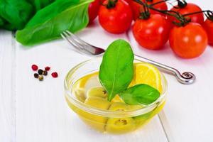 olives vertes à l'huile et au basilic