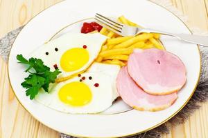 frites avec oeufs brouillés, jambon, ketchup photo